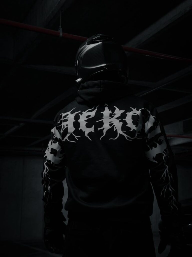Hoodie Blackout con estampado reflectivo en la espalda