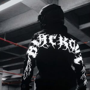 Estampado reflectivo del hoodie Blackout brillando bajo la luz